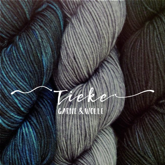 Foto von Nahaufnahme verschiedenfarbiger Wollstränge, darauf in Weiss das Logo Tieke, Garne und Wolle