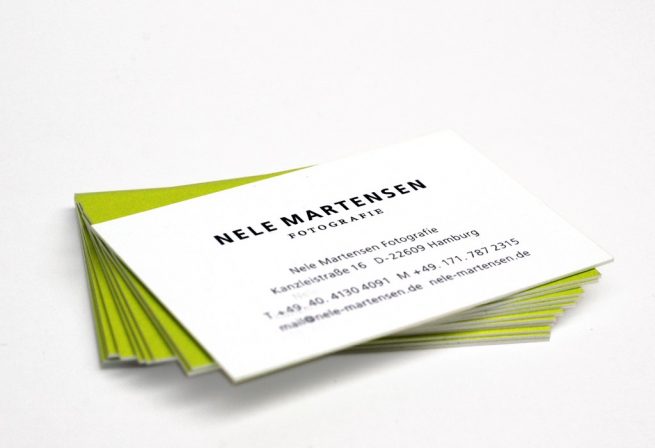 Mehrere Visitenkarten von Nele Martensen, erste karte von Vorne mit Schrift, darunter mit farbiger Rückseite in gelb-grün nach oben