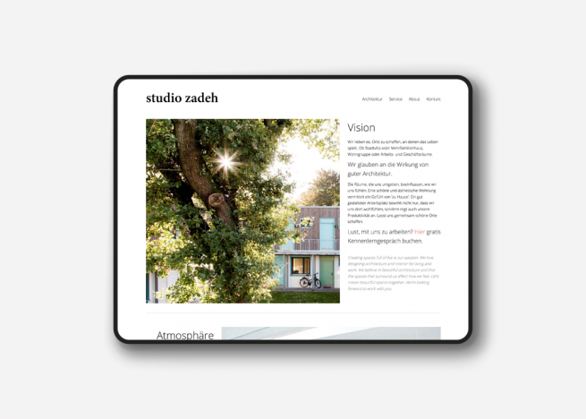 Ipad-Mockup der Startsteite von Studio Zadeh. Links Bild von Baum und Haus, rechts Einleitungstext
