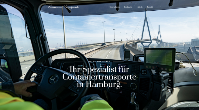 Hero Image der Startseite von Liermann Transporte, Foto auf Führerkabine mit Blick auf Köhlbrandbrücke mit Text in Serifenschrift Ihr Spezialist für Containertransporte in Hamburg