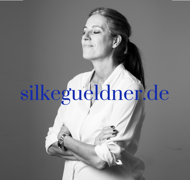Schwarz-weiß Foto von Silke Güldner mit blauem Text silkegüldner.de