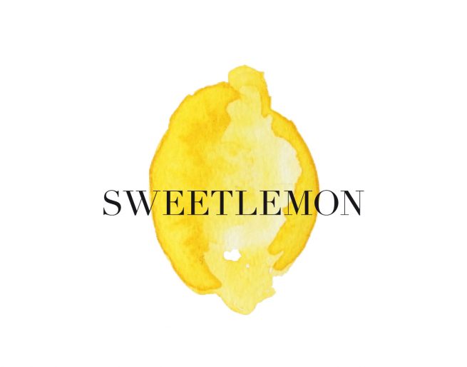 Logo für Sweetlemon, eine aquarellierte Zitrone, darüber der Text SWEETLEMON in Versalien, Serifenschrift