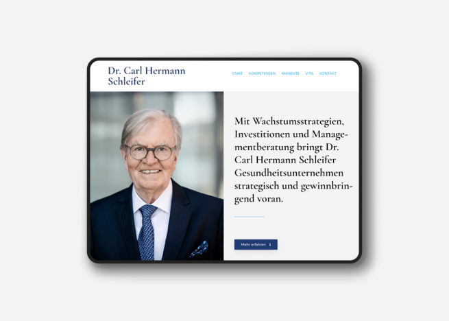 Ipad Mockup der Startseite von Dr. Carl Hermann Schleifer, Screenshot der Startseite von Dr. Carl Hermann Schleifer, Portrai und Text, Screenshot der Startseite von Dr. Carl Hermann Schleifer, Portrai und Text